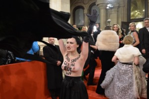 nackte-aktivistin-opernball-wien-650x435